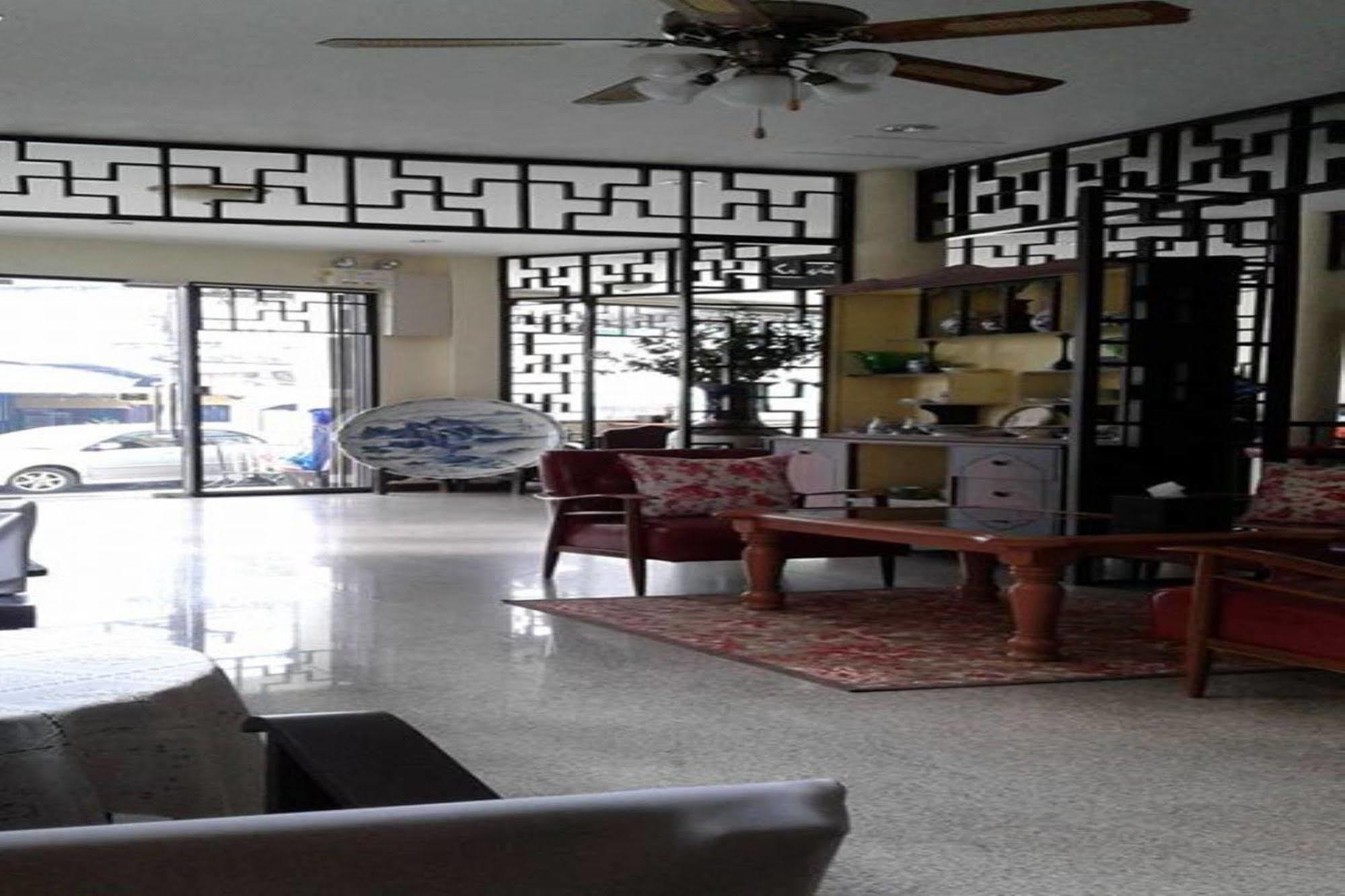 Srisomboon Hostel Trang Εξωτερικό φωτογραφία